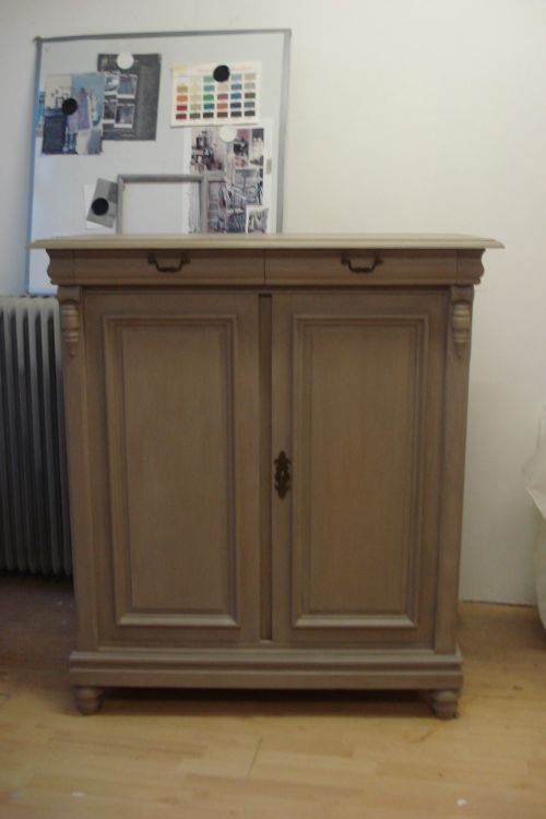 sDe licht eikenkast is helemaal afgeschuurd en transparant geverfd met Annie Sl. Chalkpaint.