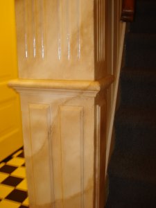 Detail van een gemarmerde zuil